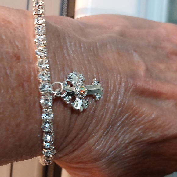 LAUREN SPENCER Silvertone Cross Charm Stretch Bracelet. - Picture 3 of 6